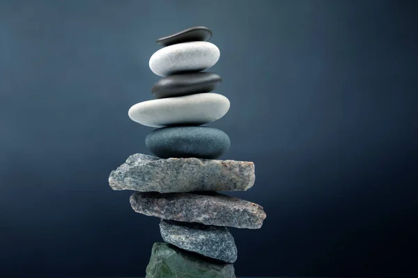 Pirámide Piedras Apiladas Sobre Fondo Oscuro Estabilización Equilibrio Vida — Foto de Stock