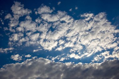 Gökyüzündeki bulutların anlamlı kontrastı