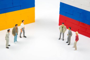 Minyatür insanlar. İki insan ülkesi arasında çatışma. Renkli blok yapımcılarından Ukrayna ve Rus bayrağı. Ülkeler arasındaki ilişki sorunu. Rusya 'nın Ukrayna' ya saldırısı.