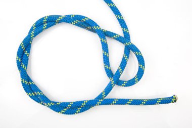 Beyaz arka planda tırmanma ekipmanları için dayanıklı renkli ip. Örgülü kablo düğümü. turizm ve seyahat için öge