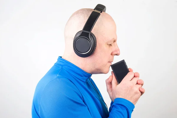 Man Met Gesloten Ogen Luistert Naar Muziek Met Koptelefoon Een — Stockfoto