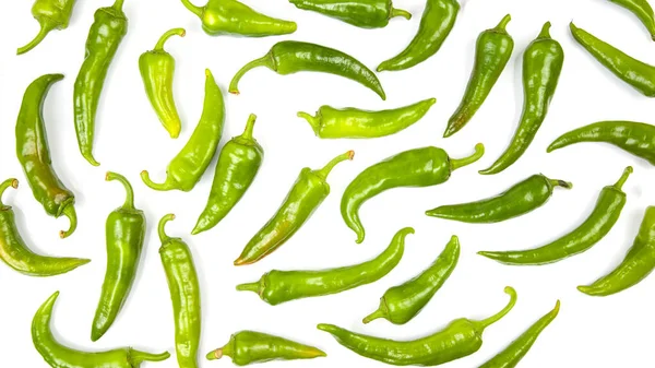 Zelené Pálivé Papriky Rovnoměrně Rozprostřené Bílém Pozadí Vitamínová Zelenina Pro — Stock fotografie