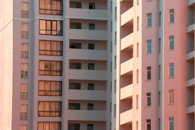 Çok katlı yeni bir konut binasının cephesi. mimari ve modern yapı