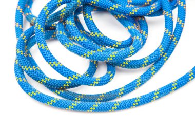 Beyaz arka planda tırmanma ekipmanları için dayanıklı renkli ip. Örgülü kablo sarmalı. turizm ve seyahat için öge