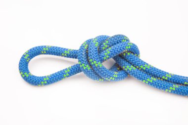 Beyaz arka planda tırmanma ekipmanları için dayanıklı renkli ip. Örgülü kablo düğümü. turizm ve seyahat için öge