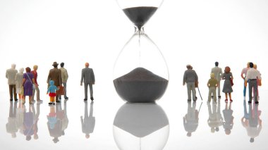 Minyatür insanlar. Farklı yaş ve statüdeki insanlar kum saatinin yanında sıra bekliyor. Zaman ve yaşamın önemi kavramı.