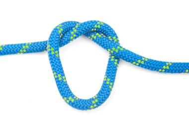 Beyaz arka planda tırmanma ekipmanları için dayanıklı renkli ip. Örgülü kablo düğümü. turizm ve seyahat için öge
