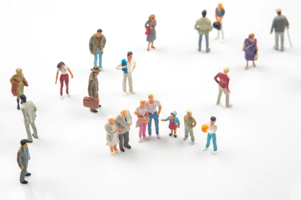 Gente Miniatura Diferentes Personas Paran Sobre Fondo Blanco Comunicación Sociedad — Foto de Stock