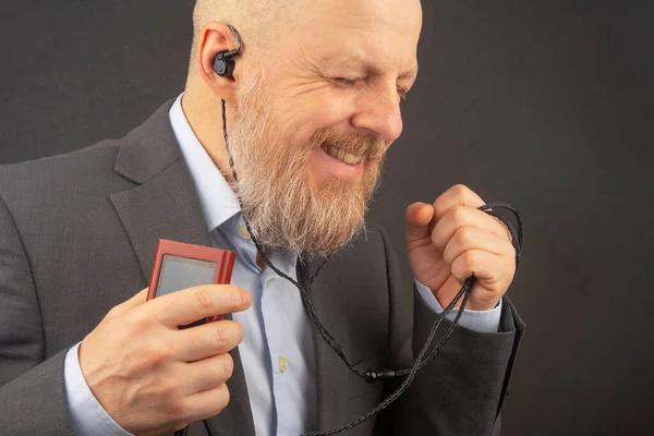 Brodaty Biznesmen Lubi Słuchać Ulubionej Muzyki Odtwarzacza Audio Małymi Słuchawkami — Zdjęcie stockowe