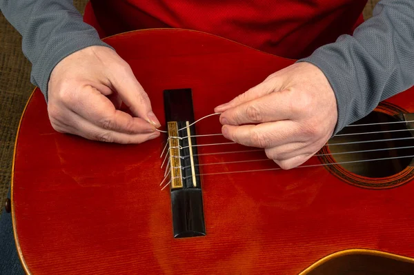 Remplacement Insertion Cordes Nylon Dans Une Guitare Classique Leçon Pour — Photo