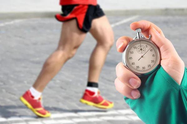 Messung Der Laufgeschwindigkeit Eines Athleten Mittels Einer Mechanischen Stoppuhr Zeiger — Stockfoto