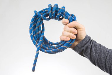 Tırmanma ekipmanları için renkli ipleri tutan eller. Kamp yapmak ve tırmanmak için eşya