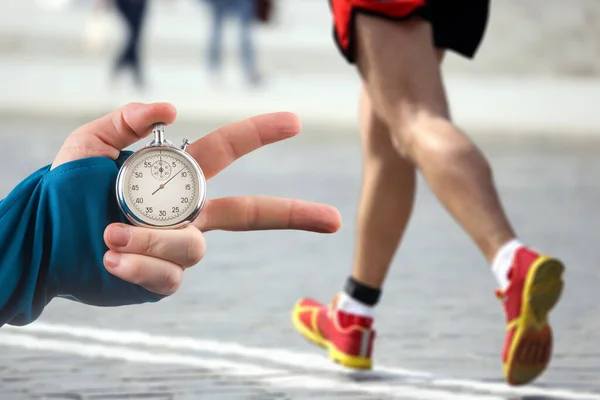 Messung Der Laufgeschwindigkeit Eines Athleten Mittels Einer Mechanischen Stoppuhr Zeiger — Stockfoto