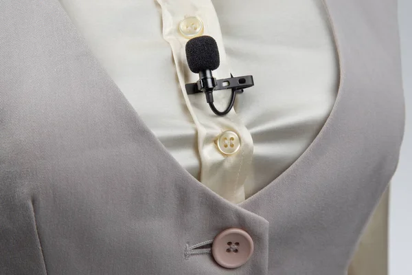 Μικρό Μικρόφωνο Ένα Clothespin Για Ηχογράφηση Φωνής Είναι Συνδεδεμένο Ένα — Φωτογραφία Αρχείου