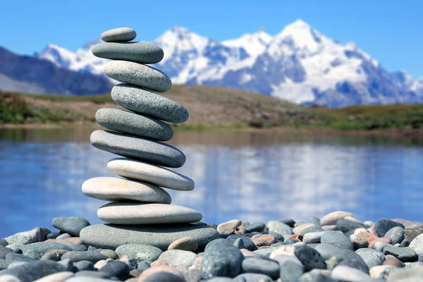 Pirámide Piedras Lisas Fondo Lago Montaña Equilibrio Natural Vida —  Fotos de Stock