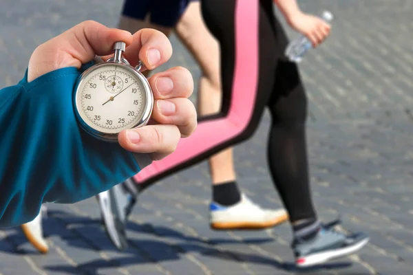 Messung Der Laufgeschwindigkeit Eines Athleten Mittels Einer Mechanischen Stoppuhr Zeiger — Stockfoto