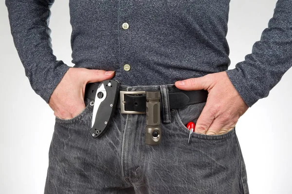 Hombre Jeans Cinturón Cuero Con Una Linterna Cuchillo Artículos Supervivencia —  Fotos de Stock