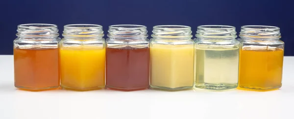 Šestiúhelníkové Sklenice Různými Druhy Barvami Čerstvého Květového Medu Vitamin Potraviny — Stock fotografie
