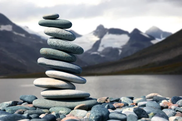 Pyramid Smooth Stones Background Mountain Lake Natural Balance Life — Stock Photo, Image