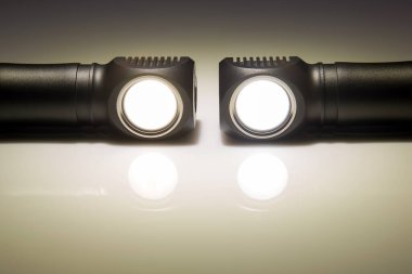 Karanlık bir arkaplanda farklı fenerlerin ışık demetleri vardı. kamp ve ev eşyası.