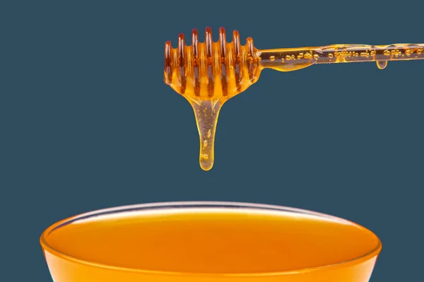 Verse Geurige Honing Die Van Een Lepel Een Bord Druipt — Stockfoto