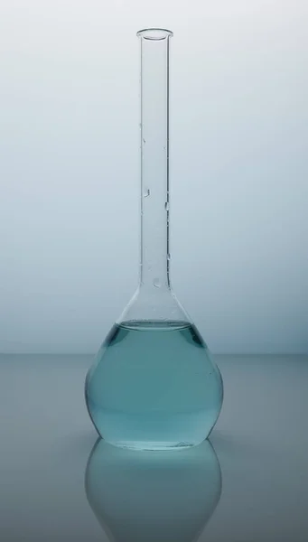 Blue Liquid Inside Glass Retort — Stockfoto