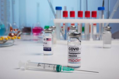Kimyasal Laboratuvarlardaki Covid-19 Moderna Aşı Şişesi - Tıbbi Reklamlar için Fotoğraf