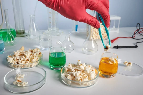 Hand Takes Pop Corn from Petri Dish for Test in a Lab — Fotografia de Stock