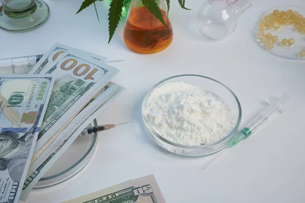 Dollars and Cocaine Flour in Glass Petri Dish on a Lab desk — Stockfoto