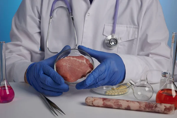 Doctor Shows Synthetic Meat Culture in Lab Petri Dish — Foto Stock