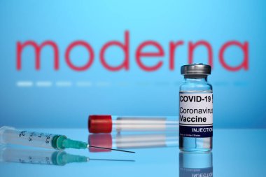 Mavi Gradyan Arkaplan Şırıngalı Moderna Aşı Şişesi