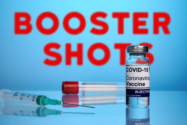 Vacuna Covid Booster Disparos en un fondo de degradado azul — Foto de Stock