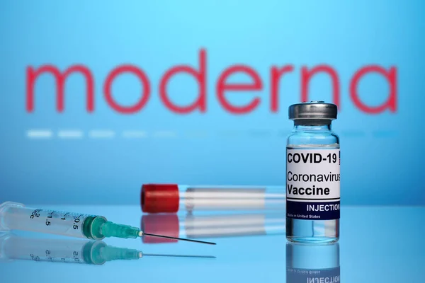 Vial de vacuna Moderna con jeringa sobre fondo de gradiente azul —  Fotos de Stock