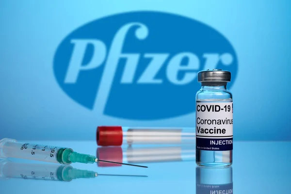 Vial de vacuna Pfizer con jeringa sobre fondo de gradiente azul — Foto de Stock