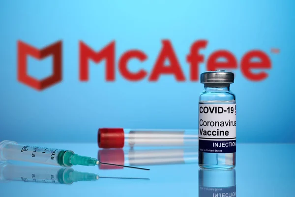 Vacuna y jeringa McAfee Covid sobre fondo de gradiente azul —  Fotos de Stock
