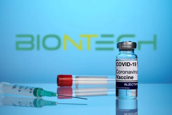 Vacuna y jeringa de Biontech Covid Foto sobre fondo azul degradado —  Fotos de Stock