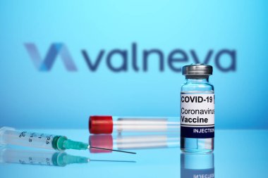 Valneva Coronavirus Aşısı ve Mavi Gradyan Arkaplan Şırıngası