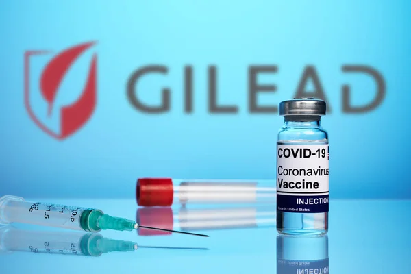 Vacuna y jeringa Gilead Covid sobre fondo de gradiente azul — Foto de Stock