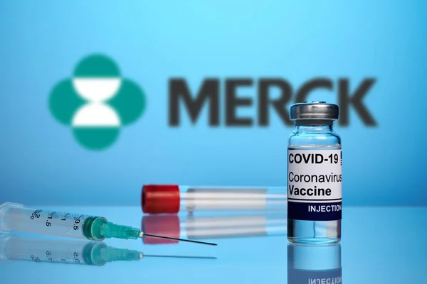 Vacuna y jeringa de Merck Covid sobre fondo azul degradado — Foto de Stock