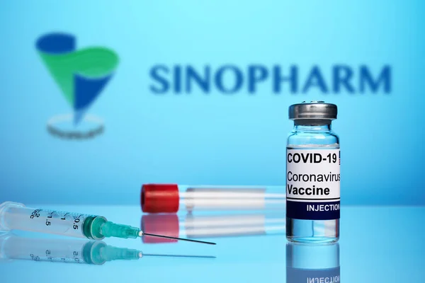 Vacuna y jeringa covid Sinopharm sobre fondo de gradiente azul —  Fotos de Stock