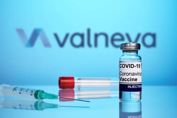 Vacuna y jeringa contra el coronavirus de Valneva sobre los antecedentes del gradiente azul —  Fotos de Stock