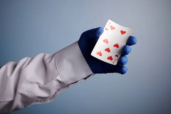Lekarz ręka z karty do gry — Zdjęcie stockowe