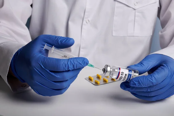 Medico prepara vaccino Covid colpo - Labs Foto — Foto Stock