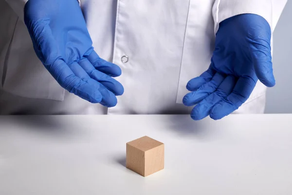 Lekarz pokazuje czysty drewniany sześcian - Labs Photo — Zdjęcie stockowe