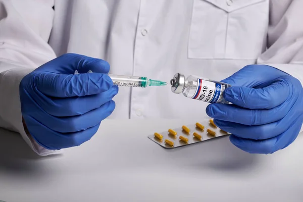 Il medico prepara il vaccino Covid per l'inuculazione- Labs Photo — Foto Stock