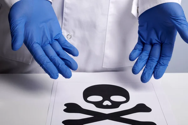 Lekarz oferuje wydrukowany symbol śmierci - zdjęcia laboratoryjne — Zdjęcie stockowe