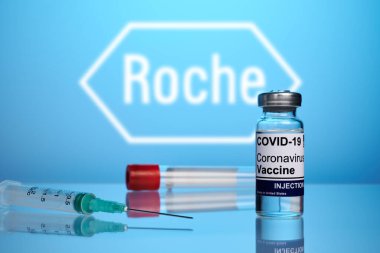 Roche Covid Aşısı ve Mavi Gradyan Arkaplan Şırıngası