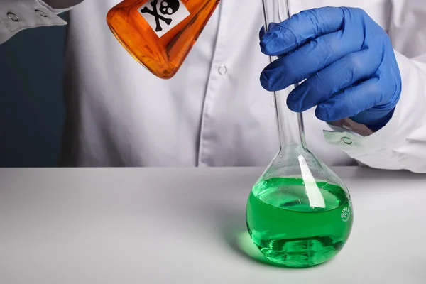 Doctor Pours Orange Toxin into Green Fluid - Labs Photo — Stock Photo, Image