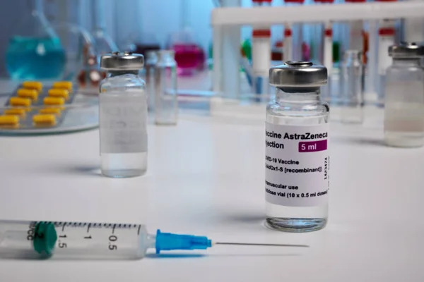 Astrazeneca Covid Vaccine Bottle and Syringe - Medical Lab Photo — Fotografie, imagine de stoc