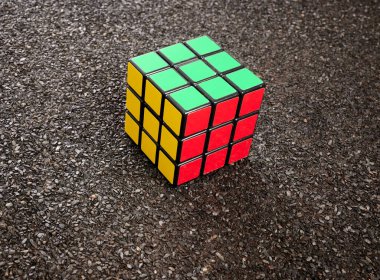 Ruberoid Tahıl Yüzeyinde Rubik Renkli Küp